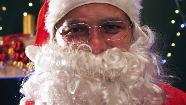 Aufnahmen von Weihnachtsmännern in Brillen, die in die Kamera schauen — Stockvideo