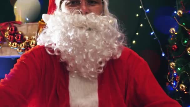 Materiał z Santa Claus w okularach, patrząc na kamery — Wideo stockowe