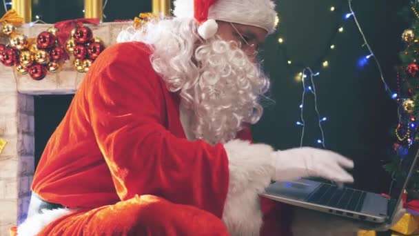 Santa kopen geschenken laptopcomputer gebruiken — Stockvideo