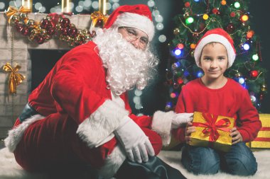 mutlu Noel Baba ve çocuk bir şekilde dekore edilmiş Noel ağacı yakın: