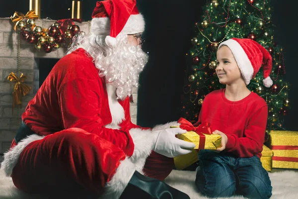 mutlu Noel Baba ve çocuk bir şekilde dekore edilmiş Noel ağacı yakın: