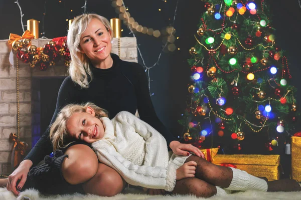 Lycklig mor och dotter nära dekorerad julgran — Stockfoto