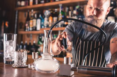 Barmen kokteyl yapıyor