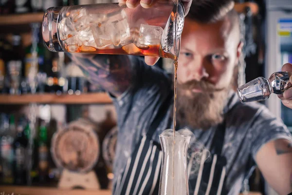 Barman is making cocktail — Stock Photo, Image