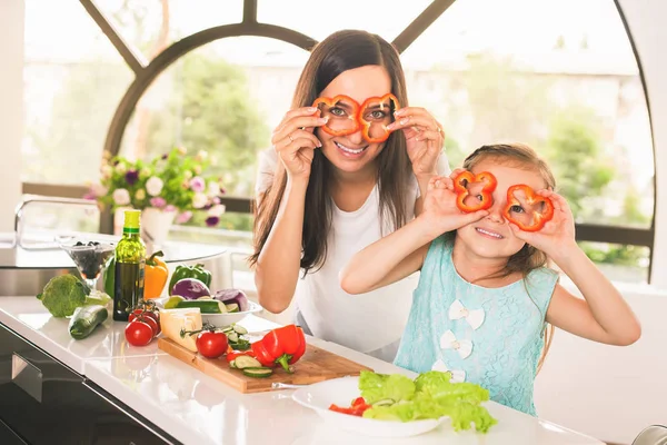 Gadis kecil yang lucu memasak dengan ibunya — Stok Foto