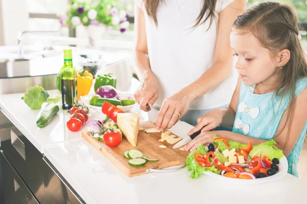 Gadis kecil yang lucu memasak dengan ibunya, makanan sehat — Stok Foto