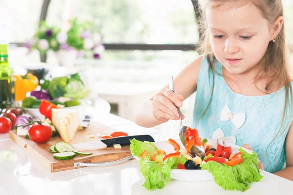 Menutup gadis kecil yang lucu membuat salad. Anak-anak memasak. Makanan sehat — Stok Foto