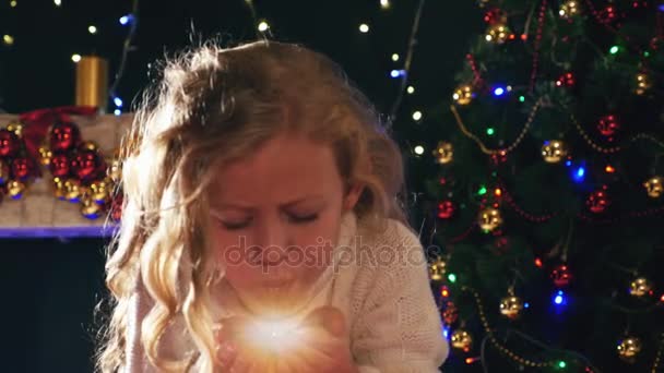 Schattig meisje fairy waait magische glitter op kerstnacht. — Stockvideo