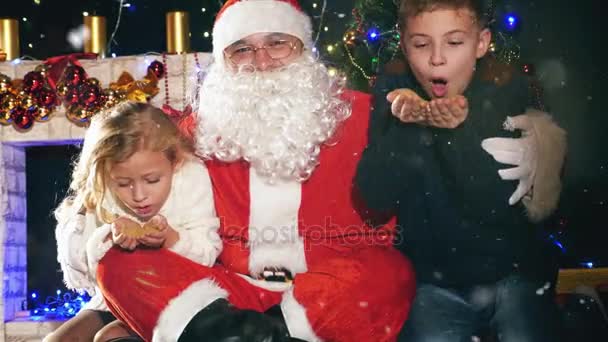 Santa a děti kolem ozdobený stromeček. Přání — Stock video