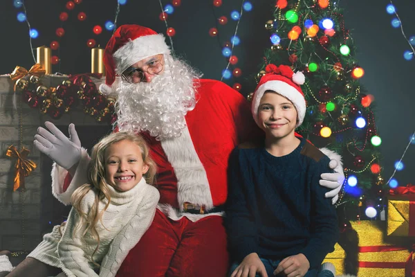 Papai Noel feliz e crianças em torno da árvore de Natal decorada — Fotografia de Stock