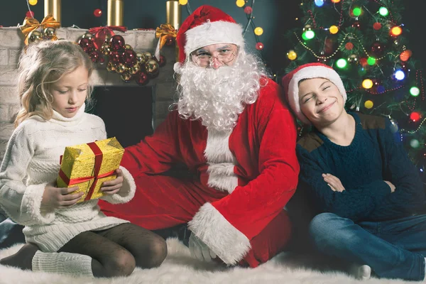 Papai Noel feliz e crianças em torno da árvore de Natal decorada — Fotografia de Stock