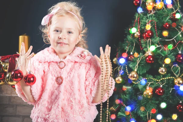 Moda menina decorando árvore de Natal — Fotografia de Stock