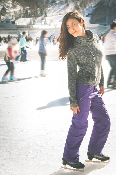 Chica latina patinaje sobre hielo al aire libre en pista de patinaje. Estilo de vida saludable —  Fotos de Stock