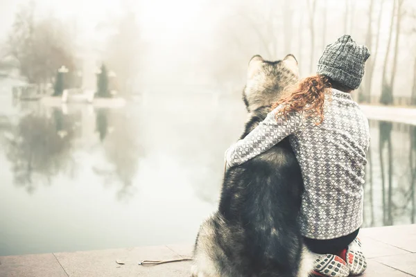 Imagem da menina com seu cão, malamute alasca, ao ar livre — Fotografia de Stock