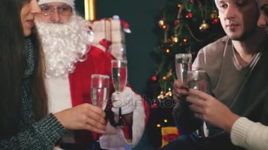 Noel Baba yeni yıl 2017 kutluyor gençlerin grup