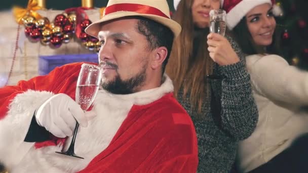 Homem único celebrando o Natal após o trabalho duro de Papai Noel — Vídeo de Stock