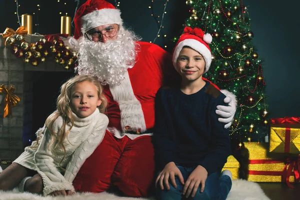 Papai Noel feliz e crianças em torno da árvore de Natal decorada — Fotografia de Stock