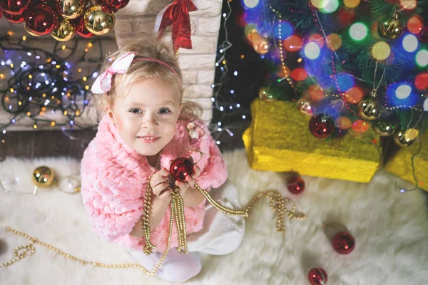 Moda menina decorando árvore de Natal — Fotografia de Stock