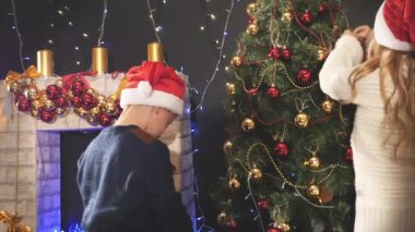 Çocuklar Noel ağacı süsleme. Çocukların neşeli Noel 2016 kutluyor