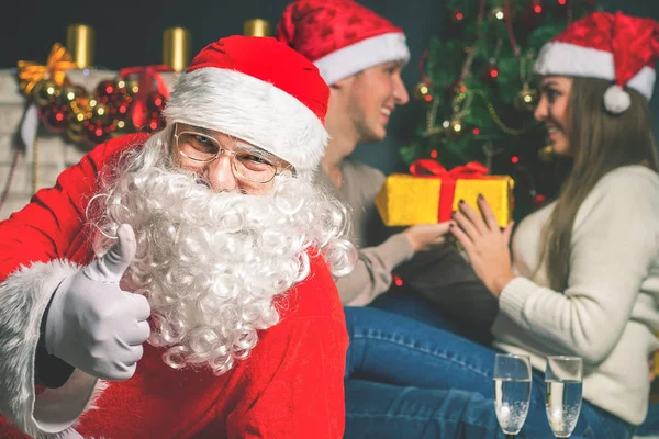 Parejas jóvenes con Santa Claus celebrando el Año Nuevo 2017, Navidad — Foto de Stock