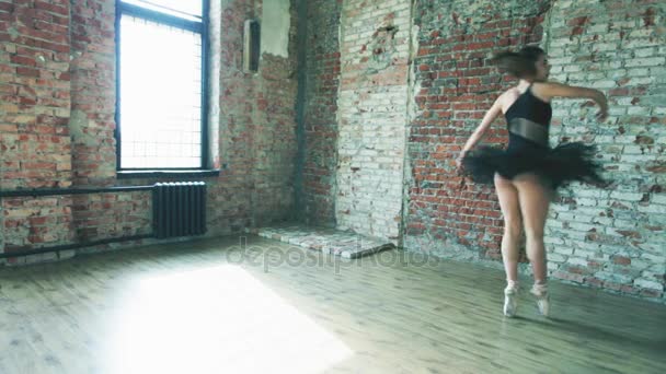 Ballerine dansant en salle, vintage. Ballet mode de vie sain — Video