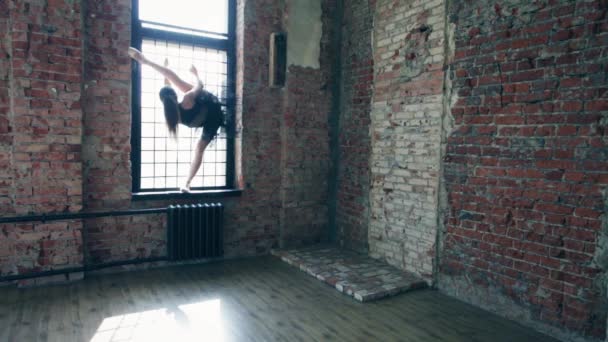 Jovem bela bailarina está posando no estúdio vintage — Vídeo de Stock