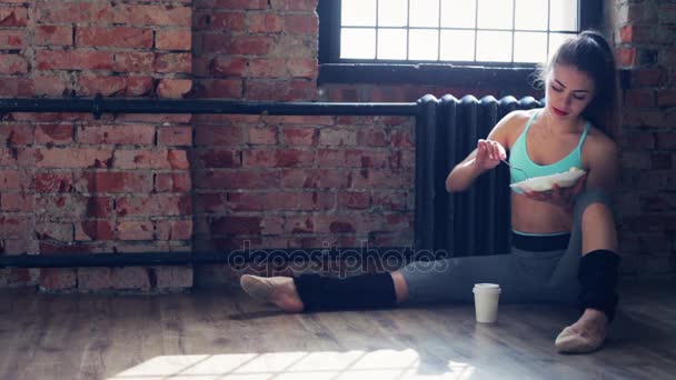 Schattig danseres meisje rusten, eten salade en drankje koffie — Stockvideo