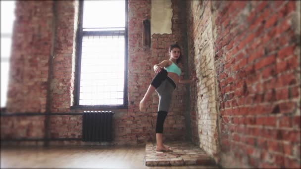 Vackra dansare flicka gör övning. Hälsosam livsstil. Fitness, pilates — Stockvideo