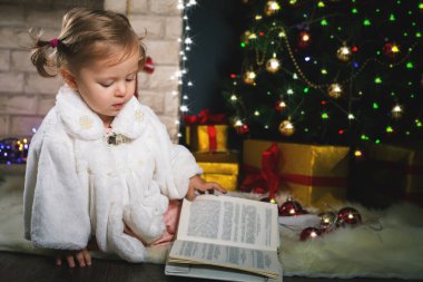 Noel masal ile kitap okuma kız bebek