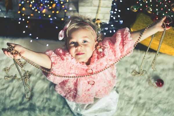 Moda menina decorando árvore de Natal — Fotografia de Stock