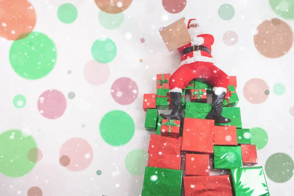 산타 큰 선물 상자에 앉아와 위시 리스트 읽기 — 스톡 사진