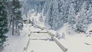 Hava görünümünü zaman atlamalı dağ orman kış. İnsanlar macera