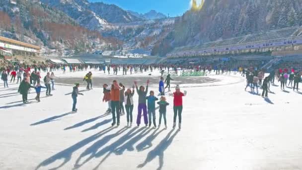 Veduta aerea di pattinaggio su ghiaccio famiglia all'aperto, pista di pattinaggio Medeo — Video Stock