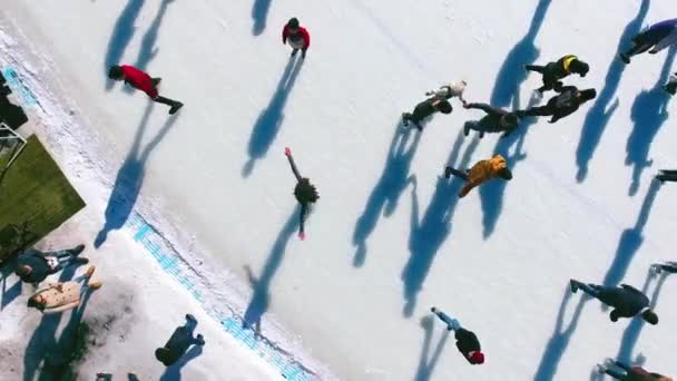 Vista aérea da mulher patinação no gelo ao ar livre — Vídeo de Stock