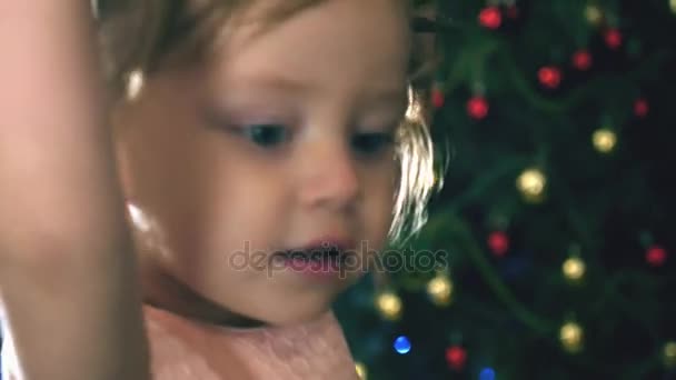 Schattig klein meisje dansen, achtergrond versierd kerstboom — Stockvideo