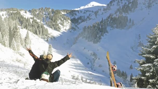 Snowboard och skidor sunda aktiviteter, äventyr till Alperna-bergen, Swiss — Stockvideo