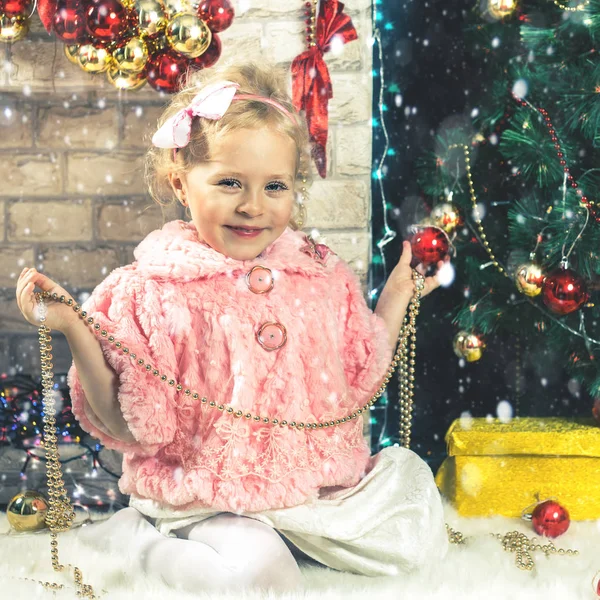 Divertente bambina che decora l'albero di Natale — Foto Stock