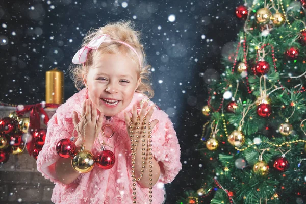 Divertente bambina che decora l'albero di Natale — Foto Stock