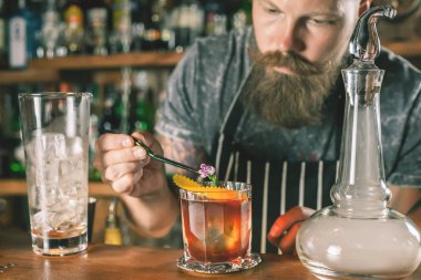 Yakışıklı barmen kokteyl yapıyor