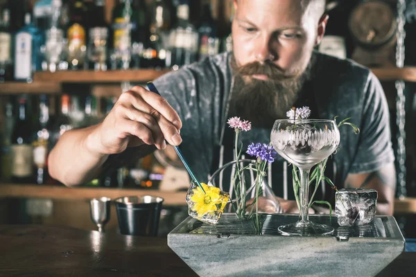 Barman prépare un cocktail — Photo