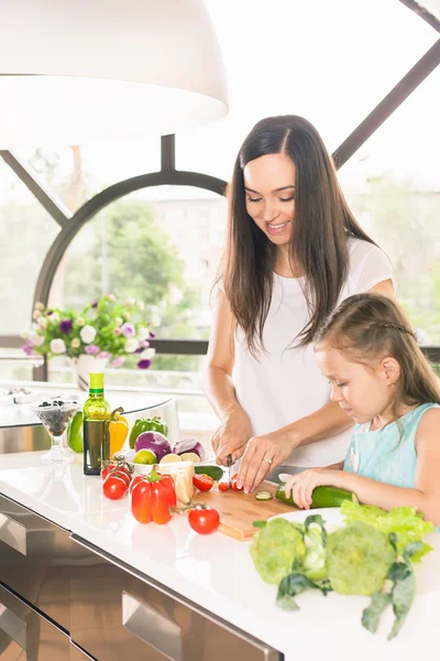 Gadis kecil yang lucu memasak dengan ibunya, makanan sehat — Stok Foto