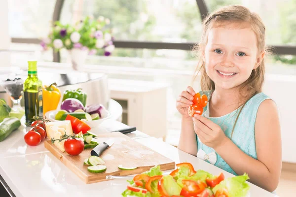 Söt liten flicka göra sallad. Barn matlagning. Hälsosam mat — Stockfoto