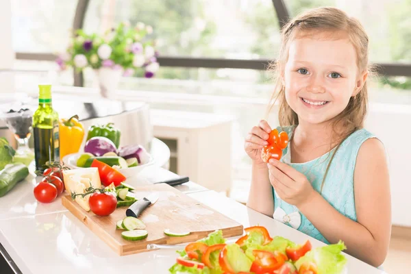 Gadis kecil yang lucu membuat salad. Anak-anak memasak. Makanan sehat — Stok Foto