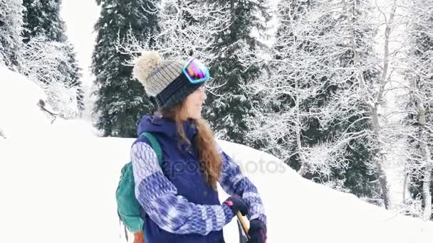 Záběry z snowboardista žena dobrodružství, chůzi na zasněžené Alpy hory — Stock video