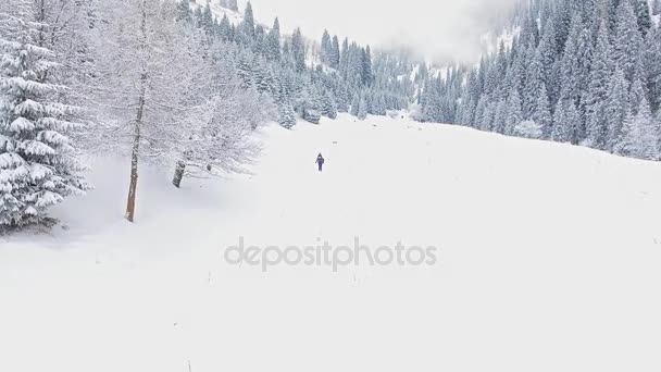Luftaufnahmen Menschen Abenteuer am Berg — Stockvideo