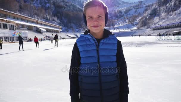 Gros sourire visage de garçon. Patinage sur glace à la patinoire extérieure — Video