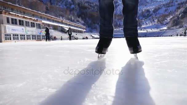 Fecha a cara de rapaz sorridente. Patinação no gelo na pista de gelo ao ar livre — Vídeo de Stock