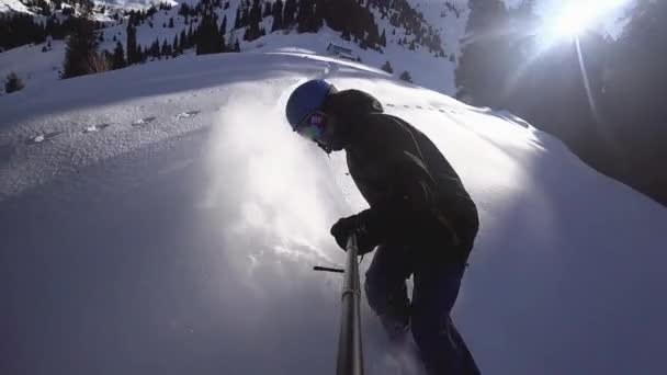 Snowboarder man rijden op de besneeuwde bergen van de Alpen — Stockvideo