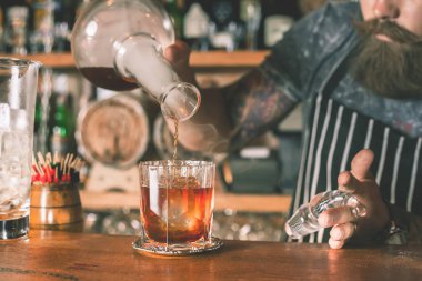 Barmen kokteyl yapıyor