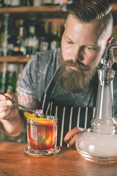 Yakışıklı barmen kokteyl yapıyor